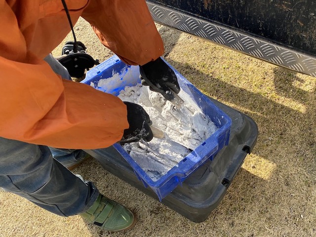 二本の鏝で漆喰を練り込む職人